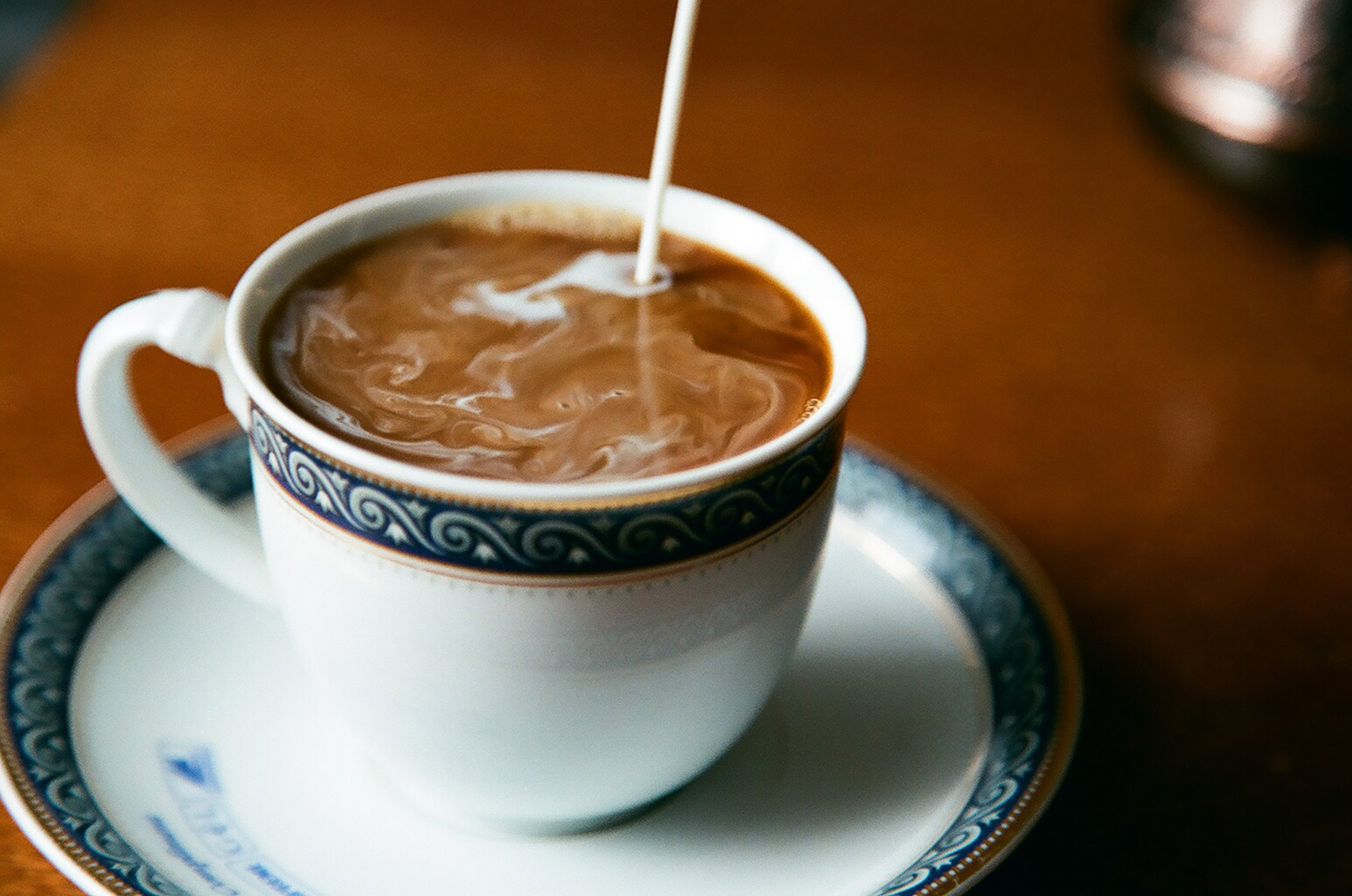 В кофе можно добавить сливки. Кофе со сливками. Кофе с молоком. Чашка кофе со сливками. Черный кофе со сливками.