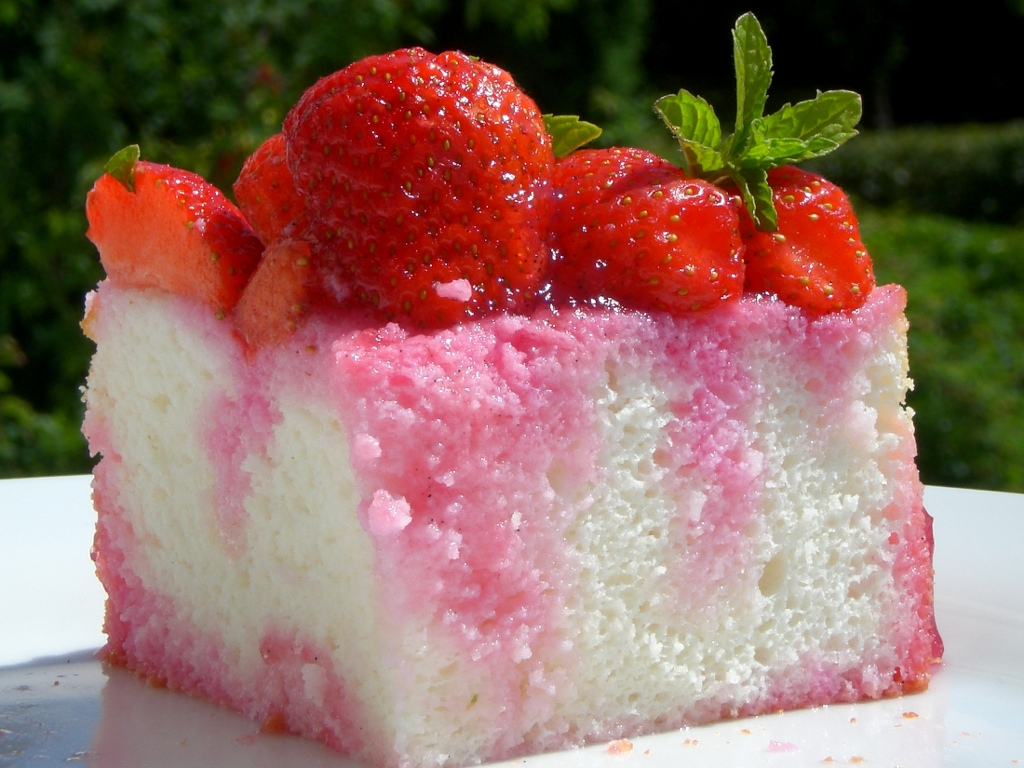 Angel_food_cake_with_strawberries_(4738859336)
