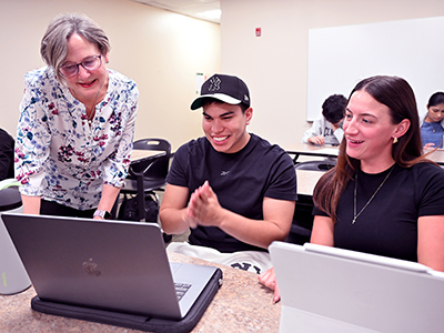 students discuss their Wikipedia assignment with their instructor